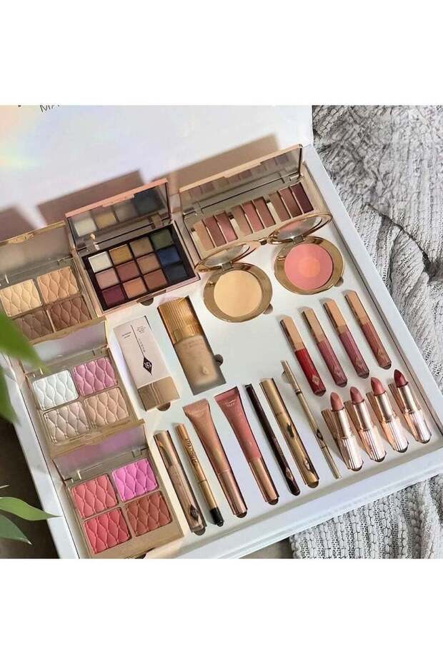 A complete, multi-colored makeup set that's easy to use