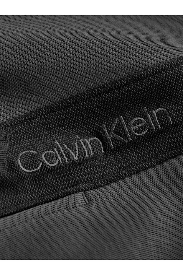 شورت قصير بشريط شعار كالفن كلاين للرجال باللون الأسود - 7