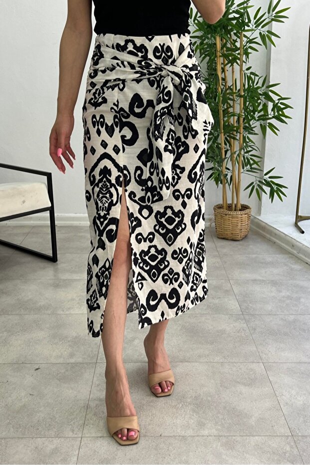 تنورة نسائية بتفاصيل عقدة وفتحة منقوشة 4S3348