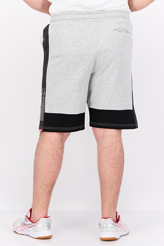 شورت رجالي أساسي بشعار العلامة التجارية، باللون الرمادي - 3