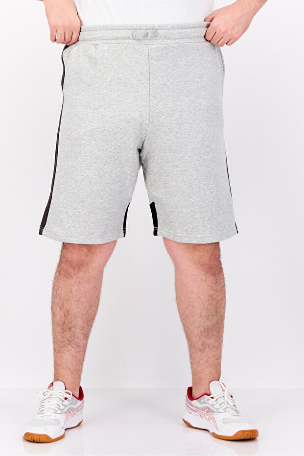 شورت رجالي أساسي بشعار العلامة التجارية، باللون الرمادي - 1