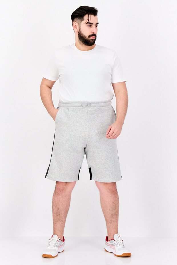 شورت رجالي أساسي بشعار العلامة التجارية، باللون الرمادي - 4