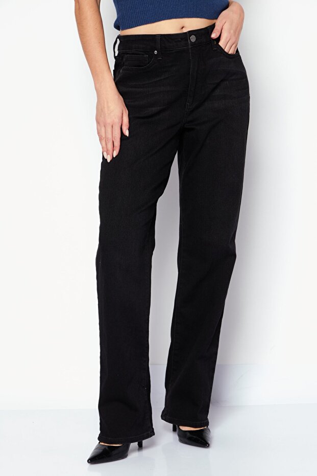 Women Relaxed Fit Plain Denim Jeans, Black