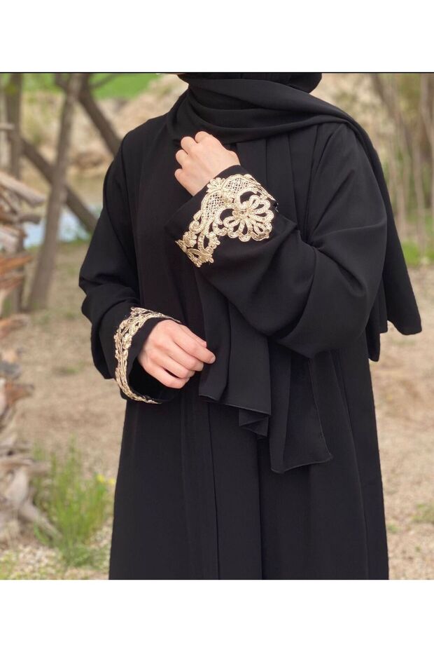 فستان أسود مزين بالذهب