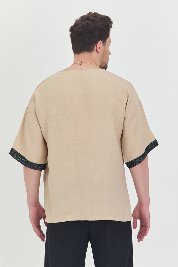 تي شيرت بياقة واسعة بنصف زر وطباعة عرقية - 3