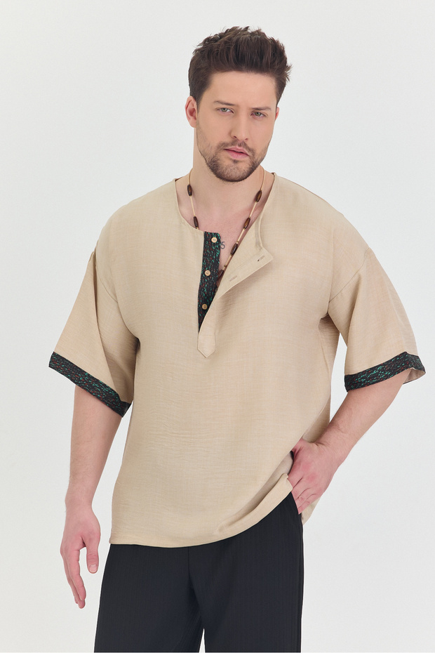 تي شيرت بياقة واسعة بنصف زر وطباعة عرقية - 2