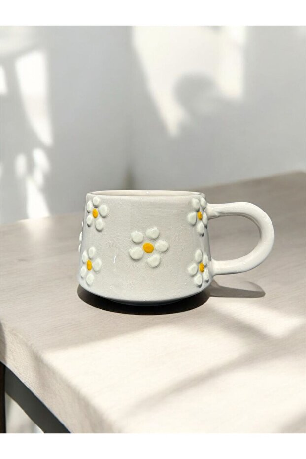 كوب سيراميك منقوش يدويًا على شكل ديزي - 4