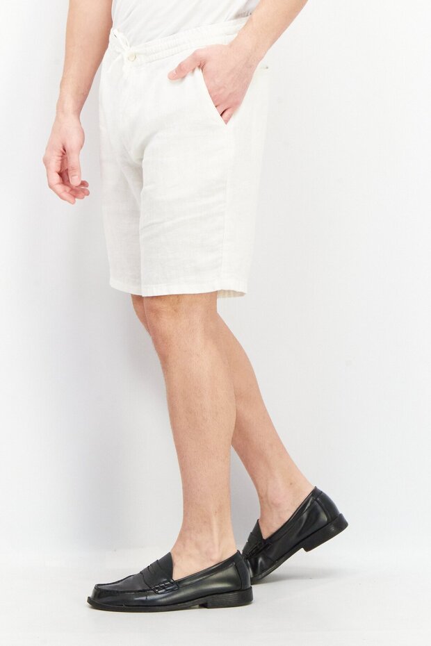 شورت رجالي أساسي برباط منسوج وجيوب جانبية، أبيض فاتح - 2