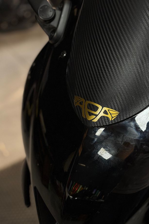 Motor ve Kask için Mat Gold AEA Altın Elbiseli Adam Sticker Etiket (10CM) - 1