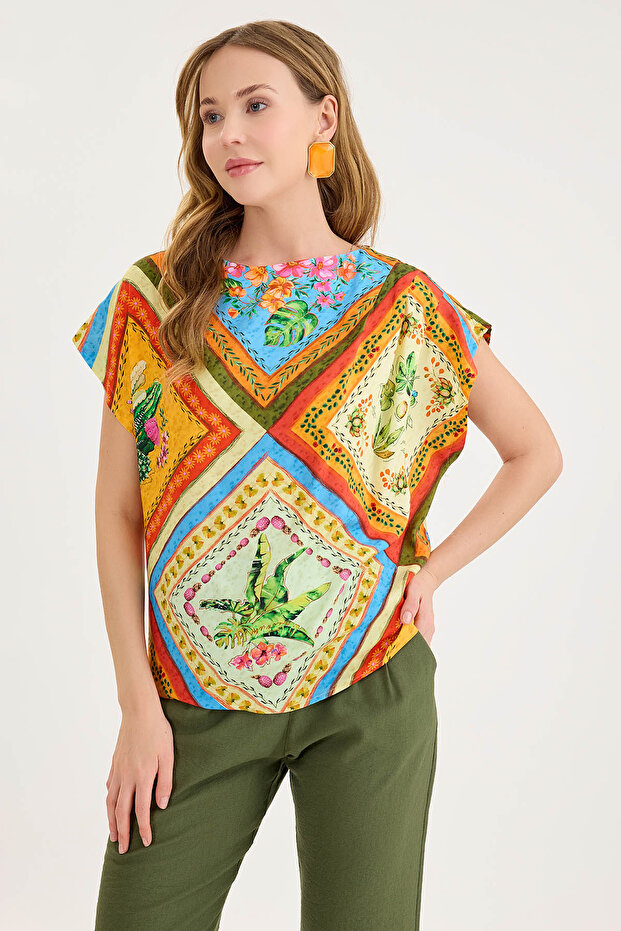 بلوزة منقوشة بأكمام قصيرة - 3