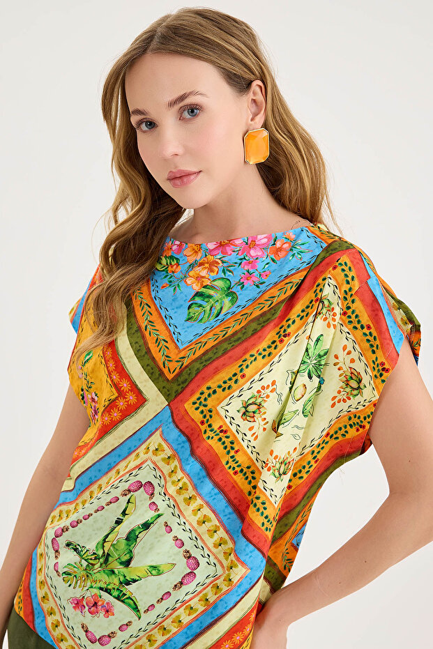 بلوزة منقوشة بأكمام قصيرة - 6