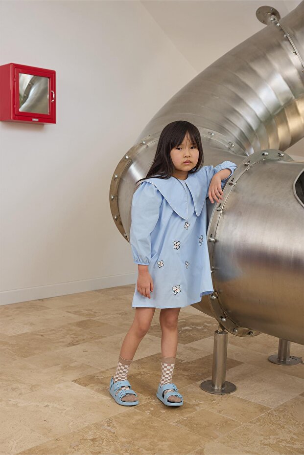 Mavi Üçgen Yaka Nakışlı Elbise - 5