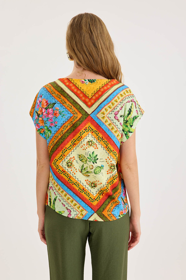بلوزة منقوشة بأكمام قصيرة - 4