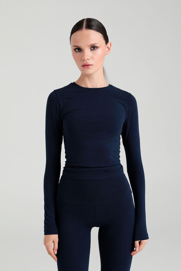 بلوزة فائقة النعومة برقبة دائرية باللون الأزرق الداكن