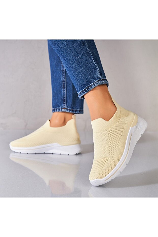 Adidas și sora ei, Bej Sofya - 1