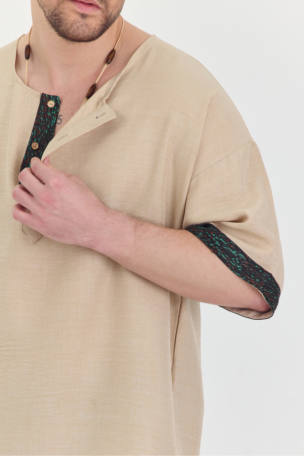 تي شيرت بياقة واسعة بنصف زر وطباعة عرقية - 5