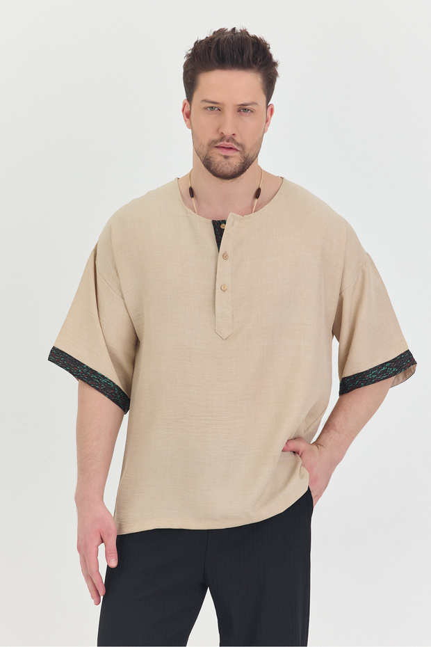 تي شيرت بياقة واسعة بنصف زر وطباعة عرقية - 7