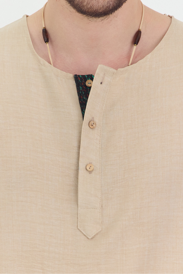 تي شيرت بياقة واسعة بنصف زر وطباعة عرقية - 8