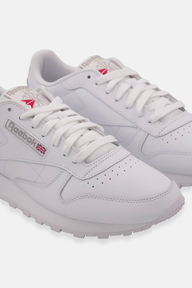 حذاء جري كلاسيكي رجالي من الجلد برباط، أبيض - 2