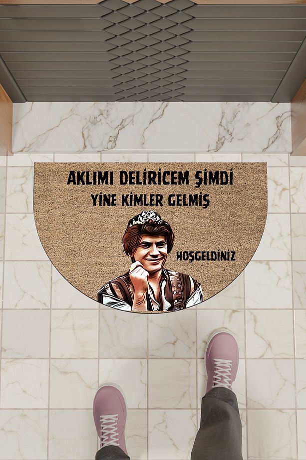 Yüksek Kaliteli Dijital Baskı Kahverengi, Prens Aklımı Delirecem temalı Yarım Ay Kapı Önü Paspası - 1