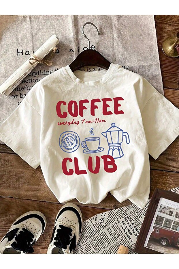 تي شيرت برقبة دائرية وطبعة نص Coffee Club مقاس كبير