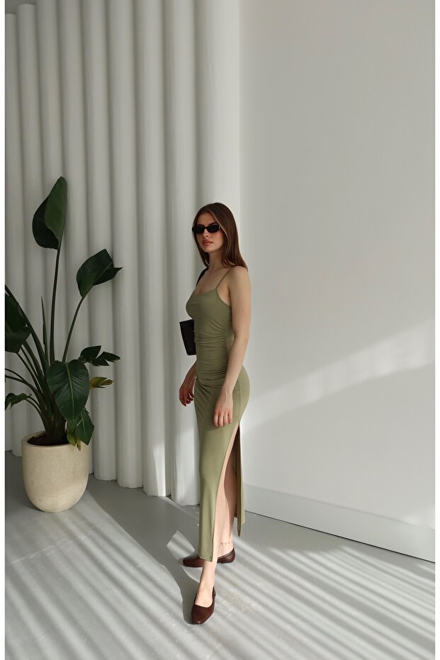 YAN DRAPELİ VE YIRTMAÇLI,AYAR ASKILI, MİDİ ELBİSE. - 4