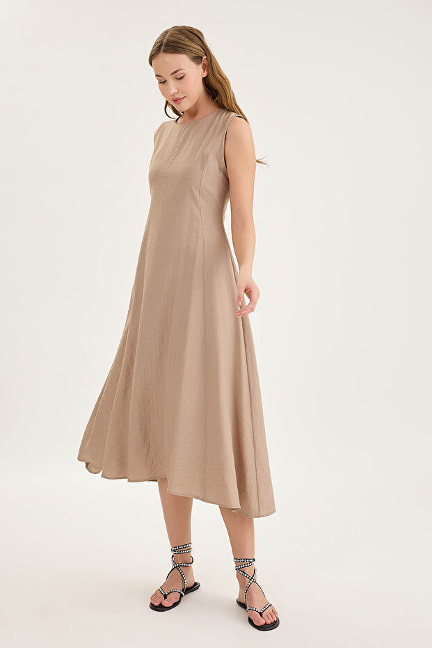 فستان متوسط ​​الطول واسع بدون أكمام - 3