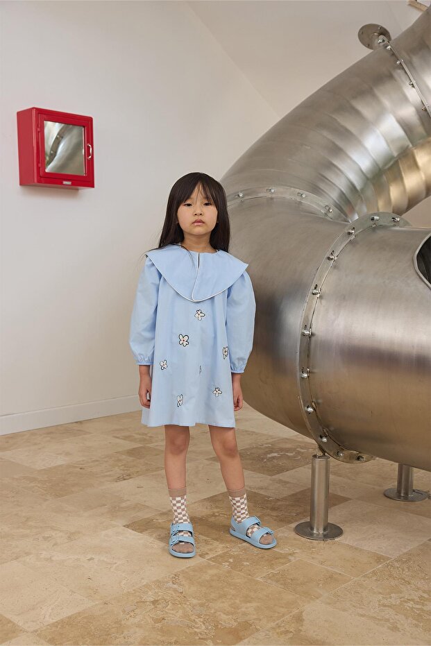 Mavi Üçgen Yaka Nakışlı Elbise - 3