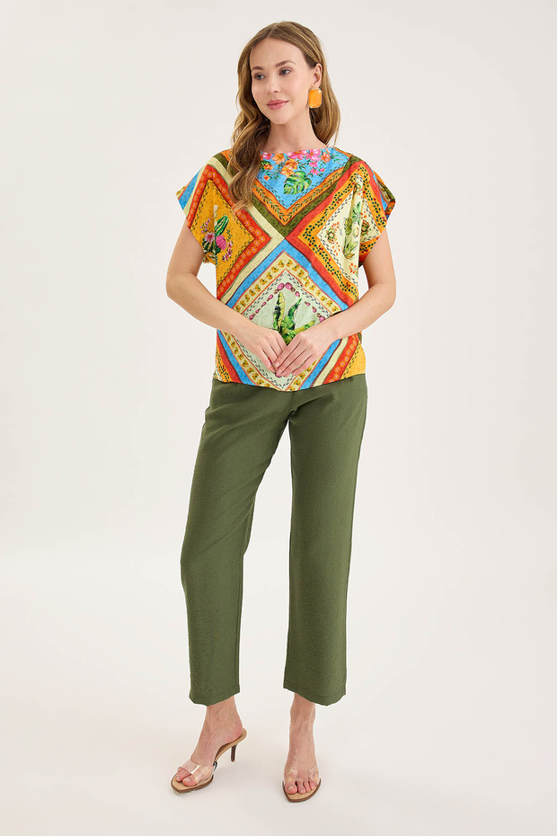 بلوزة منقوشة بأكمام قصيرة - 2