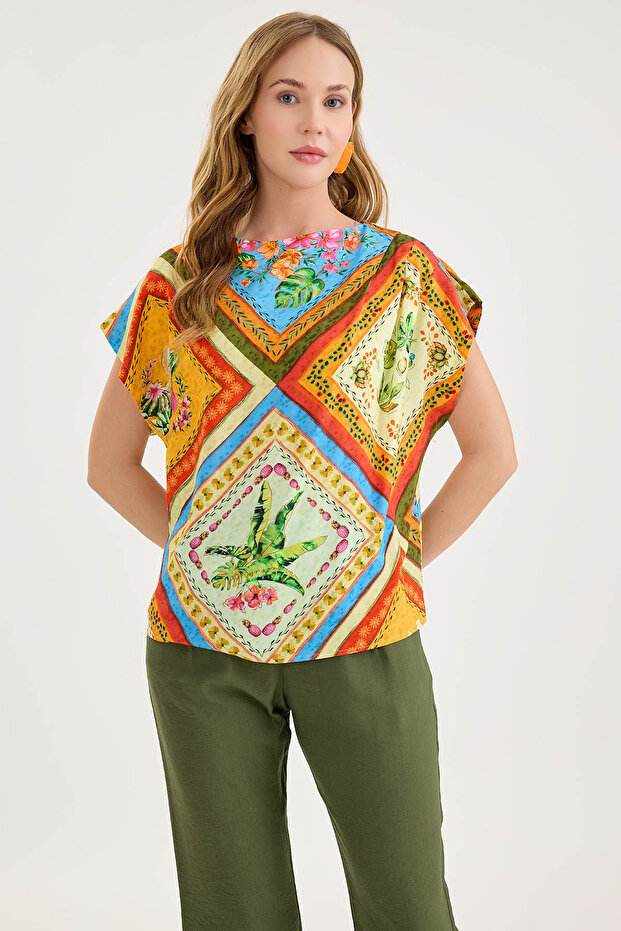 بلوزة منقوشة بأكمام قصيرة - 1