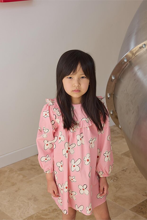 فستان وردي مكشكش مزين بالزهور - 4