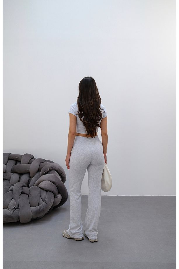 Kadın Gri Vücuda Oturan Esnek Örme Crop Tshirt ve İspanyol Paça Tayt Y2K Alt-Üst Takım - 9