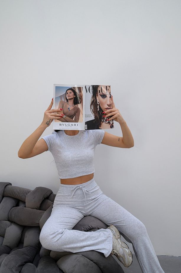 Kadın Gri Vücuda Oturan Esnek Örme Crop Tshirt ve İspanyol Paça Tayt Y2K Alt-Üst Takım - 7