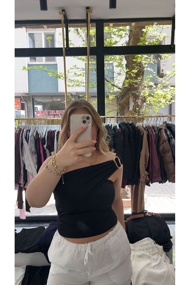 Gold Tokalı Tek Omuz Siyah Bluz - 3