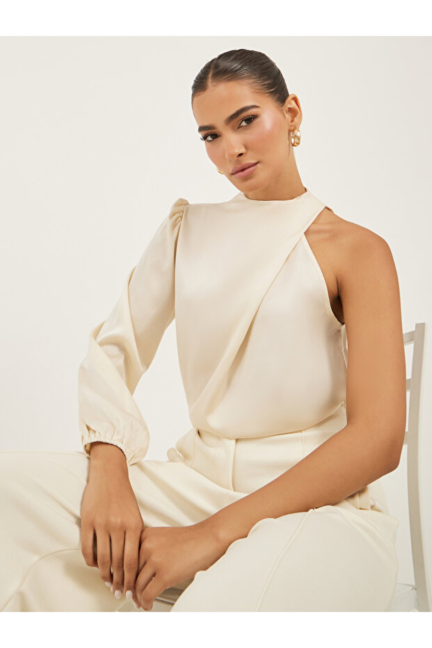 بلوزة سادة بياقة عالية وأكمام منفوخة - 1