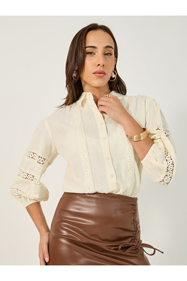 بلوزة بأزرار وأكمام مطوية ومزينة بالدانتيل - 1