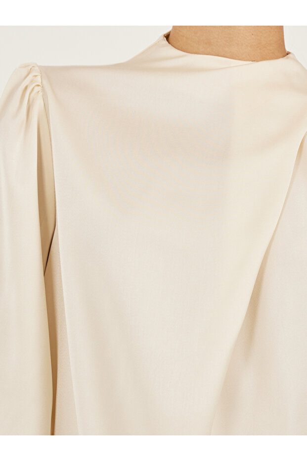 بلوزة سادة بياقة عالية وأكمام منفوخة - 5