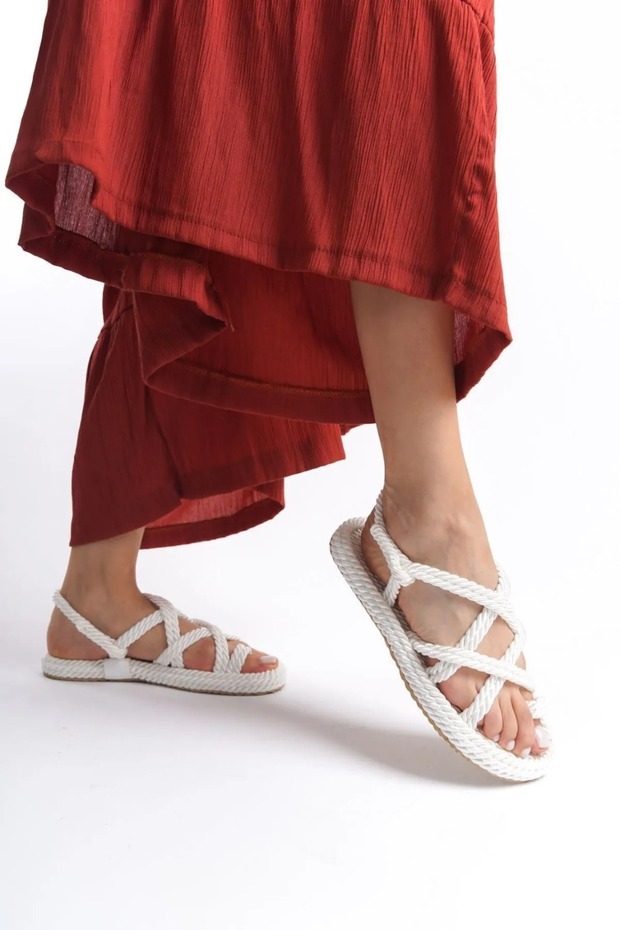 صندل من القش بحبل أبيض من مايا بليس - 4