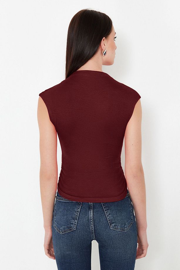 Bordo Dik Yaka Büzgü/Drape Detaylı Fitted/Vücuda Oturan Asimetrik Örme Bluz TWOSS24BZ00534 - 4