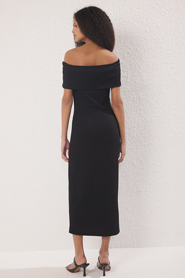 Siyah Düz Büzgü/Drape Detaylı Maxi Esnek Carmen Yaka Vücuda Oturan Örme Elbise TWOSS25EL00327 - 4