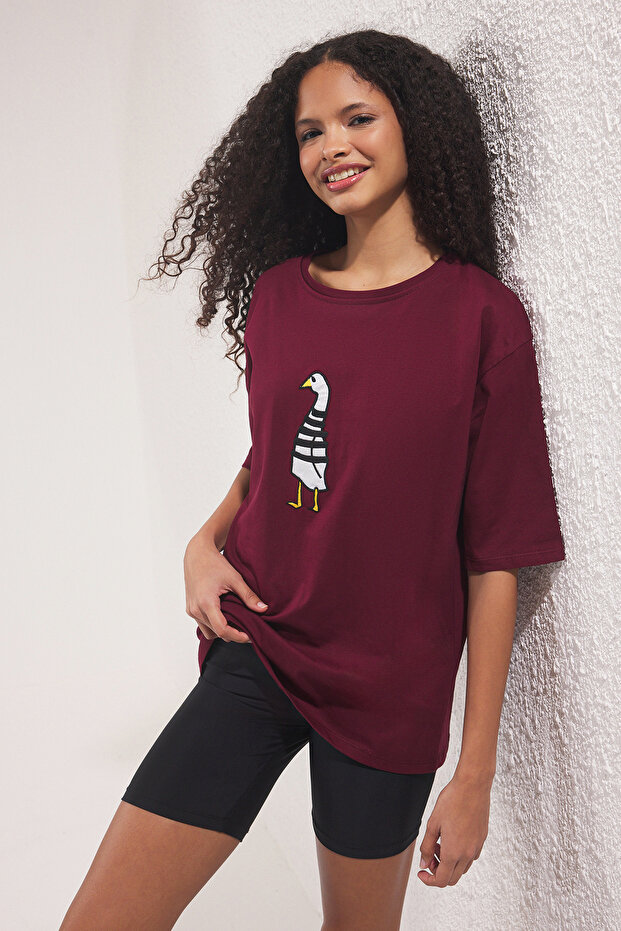 Bordo %100 Pamuk Ördek Nakışlı Rahat/Relaxed Kesim Bisiklet Yaka Örme T-Shirt TWOSS25TS00201 - 1