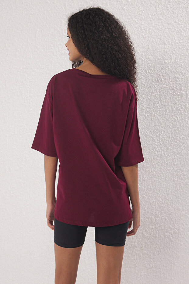 Bordo %100 Pamuk Ördek Nakışlı Rahat/Relaxed Kesim Bisiklet Yaka Örme T-Shirt TWOSS25TS00201 - 4
