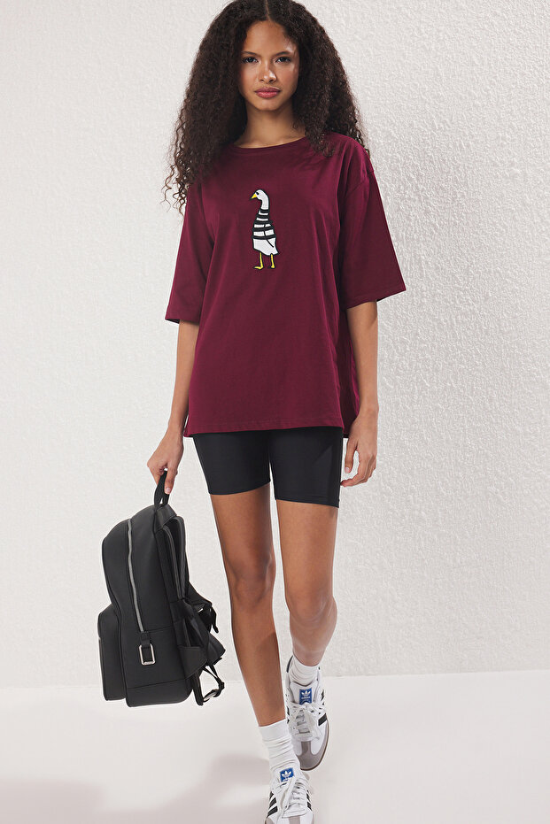 Bordo %100 Pamuk Ördek Nakışlı Rahat/Relaxed Kesim Bisiklet Yaka Örme T-Shirt TWOSS25TS00201 - 2