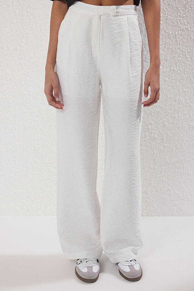 Beyaz Dokulu Wide Leg/Geniş Paça İnce Kumaş Astarlı Pantolon TWOSS25PL00113 - 3