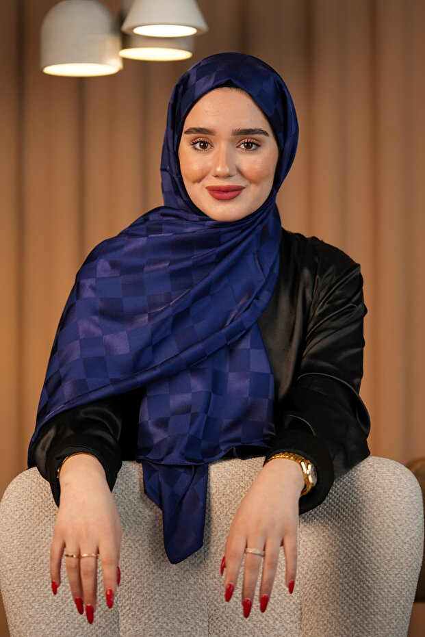 شال جاكار أزرق منقوش على شكل الشطرنج