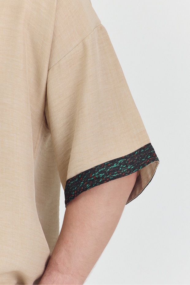 تي شيرت بياقة واسعة بنصف زر وطباعة عرقية - 6