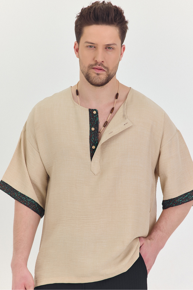 تي شيرت بياقة واسعة بنصف زر وطباعة عرقية - 4