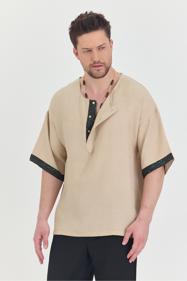 تي شيرت بياقة واسعة بنصف زر وطباعة عرقية - 1