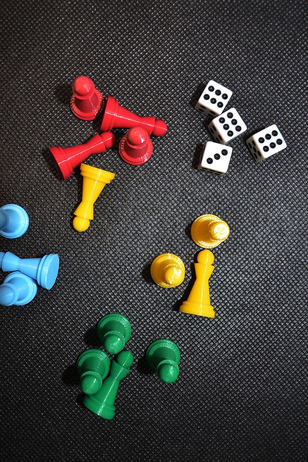 3D Çok Renkli Piyon Pawn ve Zar Seti 16 Piyon + 4 Adet 10mm Okey Oyun Zarı - Kızma Birader Ludo - 3
