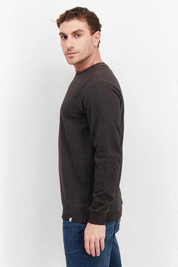 سويت شيرت رجالي سادة برقبة دائرية، لون فحمي - 4